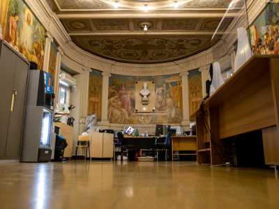Facendoci largo tra gli �ostacoli�, ci avviciniamo ai dipinti. Notiamo che sono divisi in tre grandi scene, ognuna costituita da due riquadri. La prima � quella frontale, sulla quale si staglia il busto del giovane Mauro Manzari Buonvino, le altre sono laterali